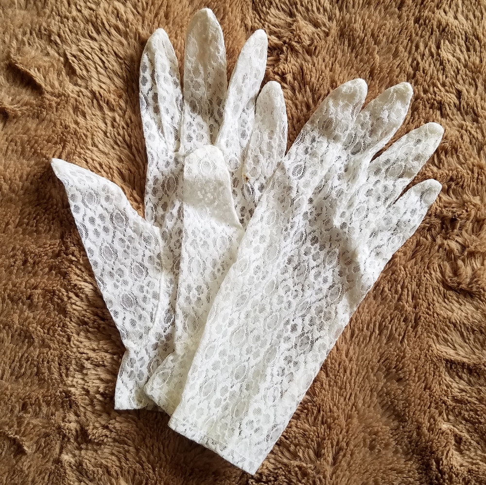 Classic lace mitts